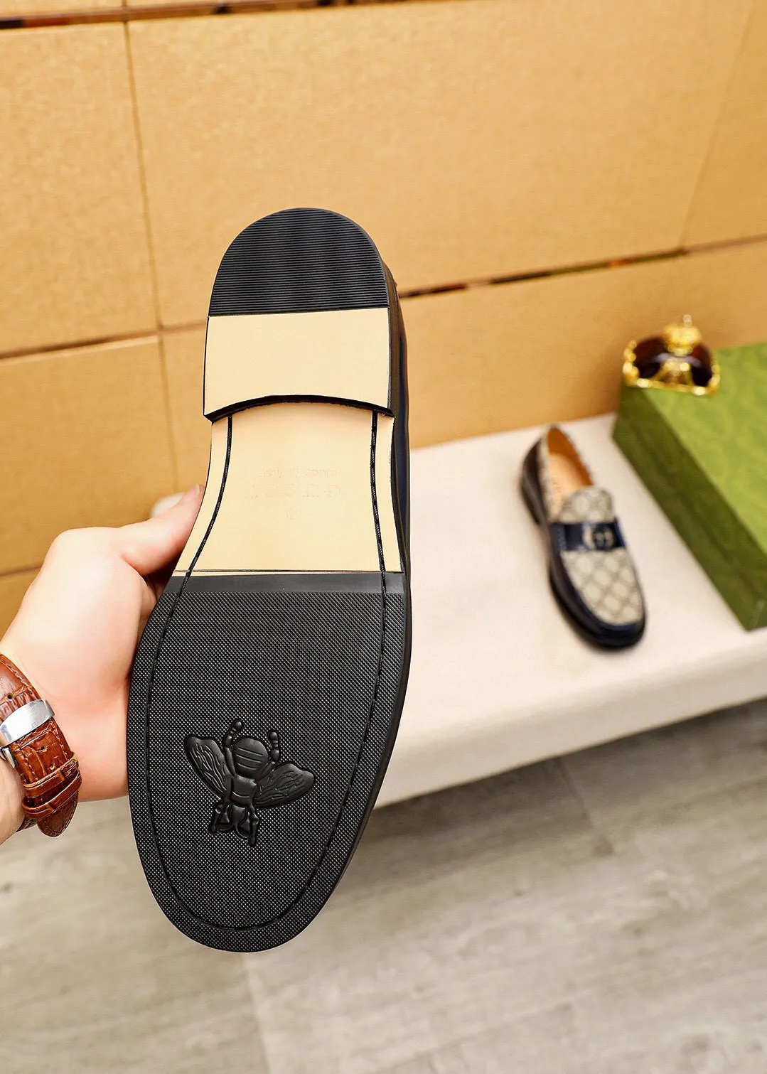 Men's shoes 💰480 💐 Product trademark: GUCCI "Gucci" casual leather shoes Regular size: 38-44 (45🉑️customized) Product materials: Selected imported first-layer open-edge beaded cowhide leather upper + luxury hardware buckle, imported water-dyed cowhide leather lining. Strong three-dimensional visual effect, combined outsole Color: 3⃣️colors available